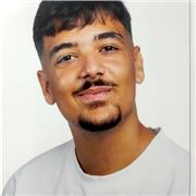 Hola me llamo Toni y como profesor de Lengua Castellana y Literatura puedo ayudar en la enseñanza de idiomas, incluyendo inglés, español y otros. Estoy disponible para brindar clases a alumnos de todas las edades y niveles. Mi objetivo es proporcionar una